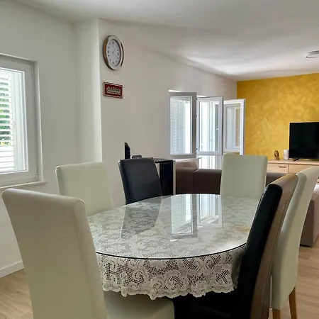 Mirta Villa Zmijavci