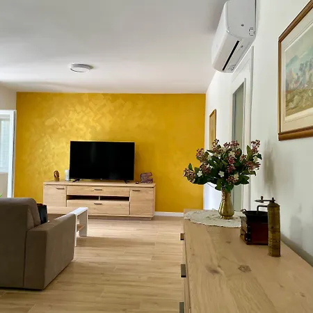 Mirta Villa Zmijavci
