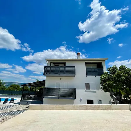 Mirta Villa *